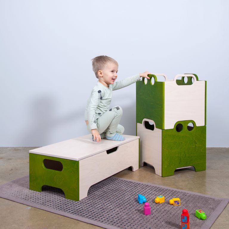 Väga nutikas on kasutada lastetoas virnastatavaid kaste, kuhu saab paigutada kõikvõimalikud lelud ja tarbed.