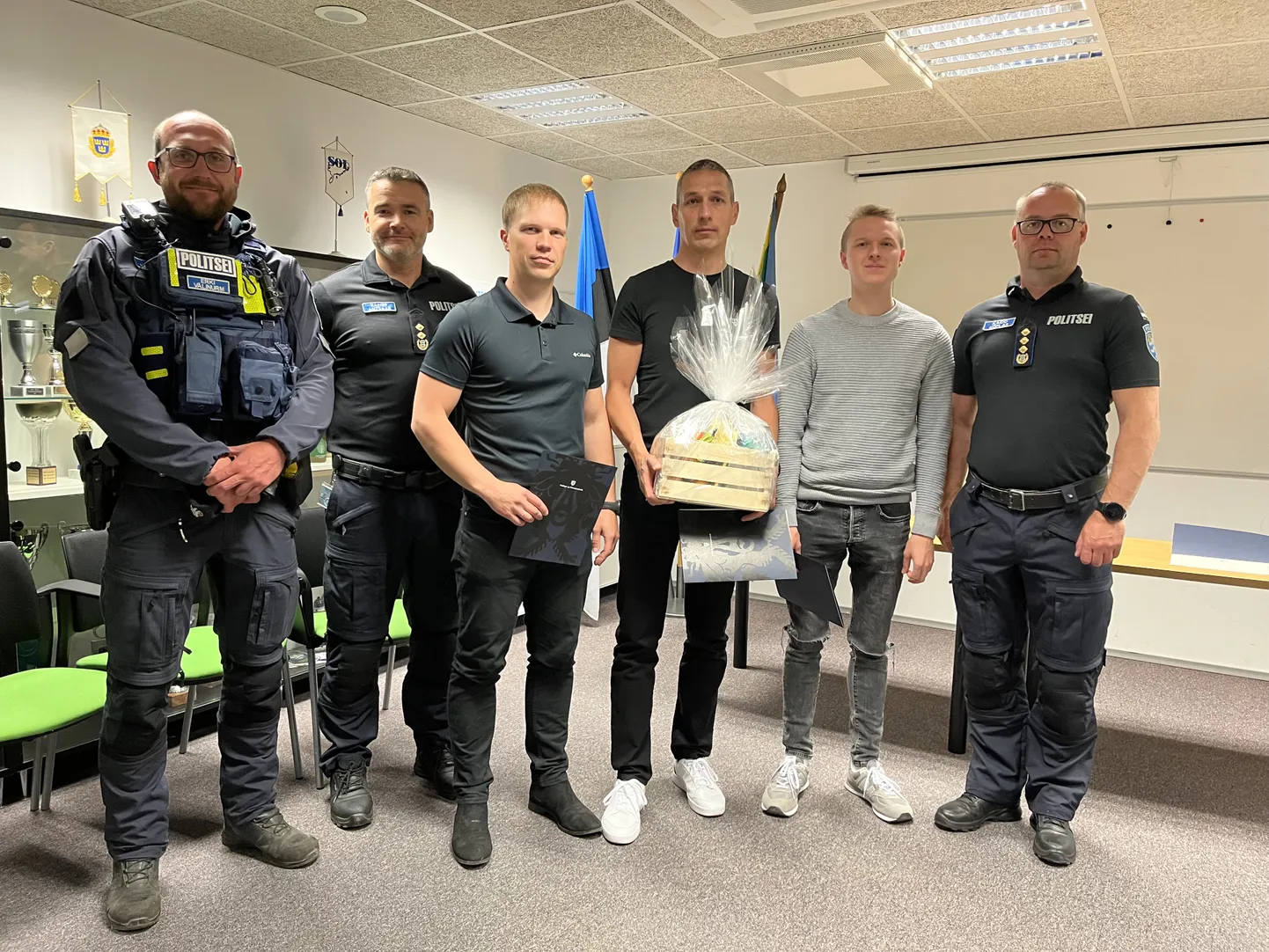 Pildil erariietes tunnustatavad (vasakult) Riho Õun, Koit Pruunlep ja Kalev Kuusk. Kohal ei ole Kalev Auväärti ja Kairi Konkarit. Paremal prefekt Kaido Kõplas, vasakul Kuressaare politseijaoskonna merepääste- ja patrulligrupi juht Erki Välinurm ja jaoskonna juht Rainer Antsaar.