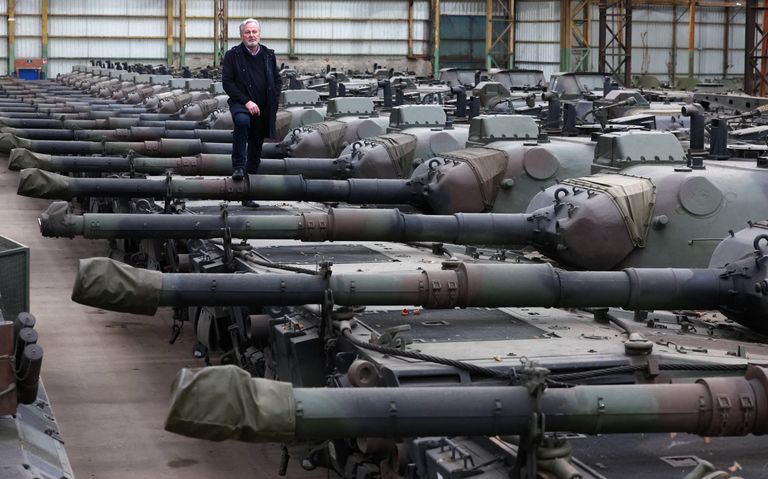 Если бы западные танки вышли на поле боя уже в прошлом году, их воздействие и эффективность были бы выше. Затягивание с передачей истребителей создает аналогичный контекст. Фотографии Фредди Верслуйса, главы бельгийской оборонной компании OIP Land Systems, со склада которой для Украины было закуплено 50 танков Leopard 1. REUTERS