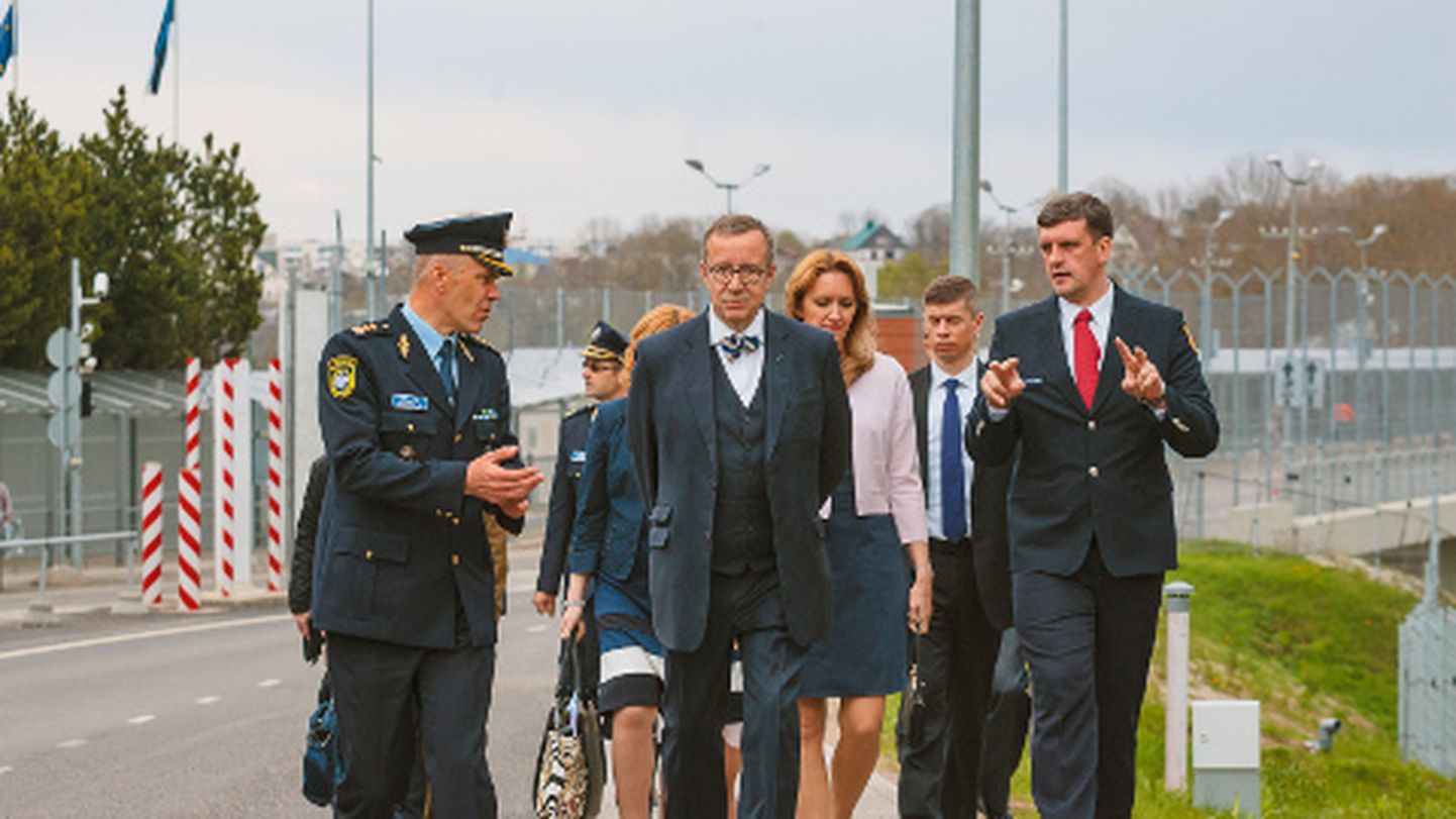 Autode väljasõit Eestist peatati ajutiselt, kuni delegatsioon eesotsas presidendiga Sõpruse silda vaatles. Presidendipaar astus sillale, kuid selle keskosani, kuhu on märgitud kahe riigi vaheline joon, ei läinud.