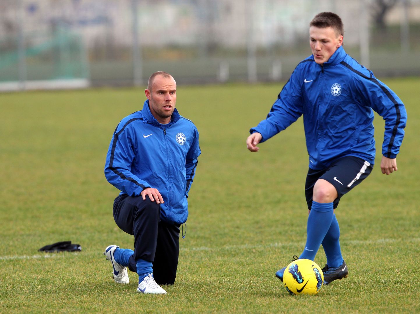 Eesti jalgpallikoondise treening. Joel Lindpere ja Dmitri Kruglov (paremal).