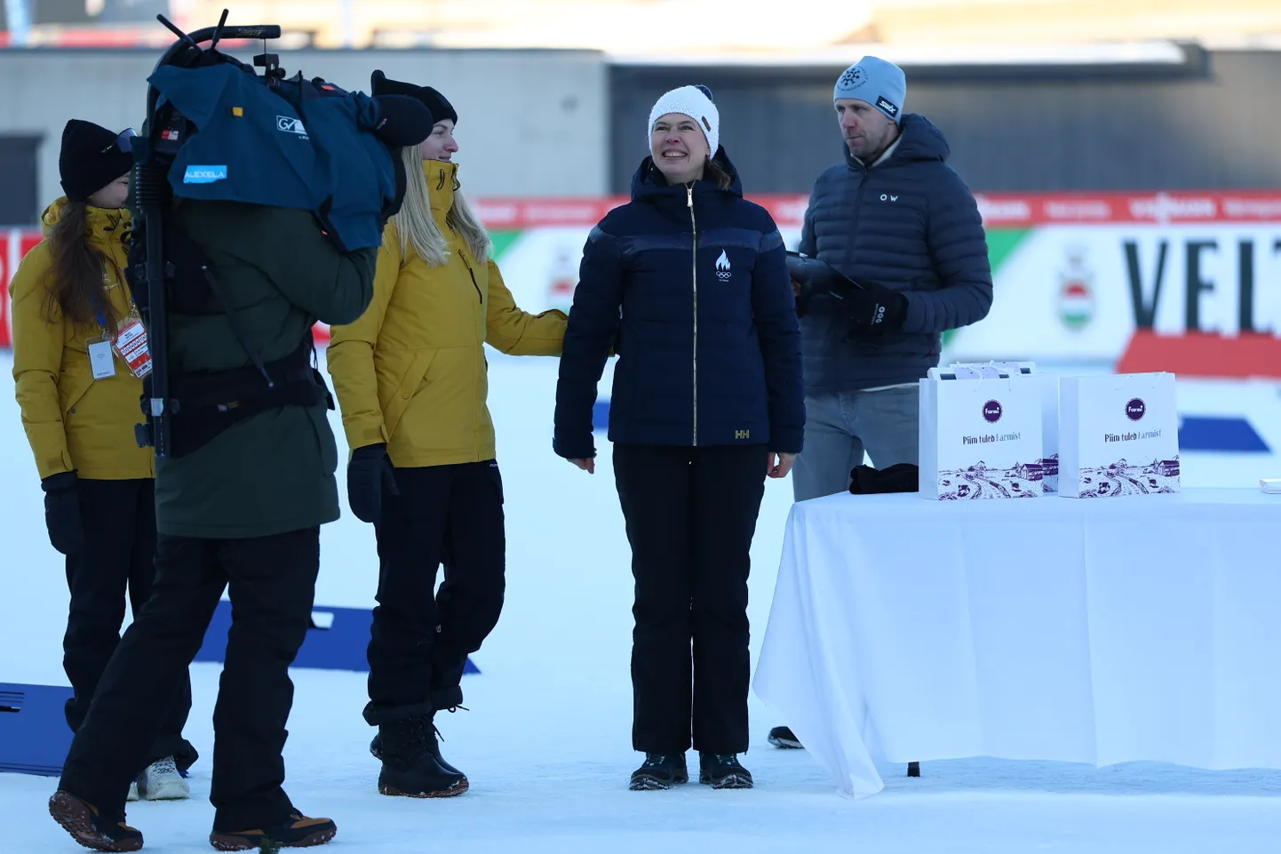 Eesti Olümpiakomitee president Kersti Kaljulaid Otepää kahevõistluse MK-etapi pühapäevase võistluse autasustamisel.