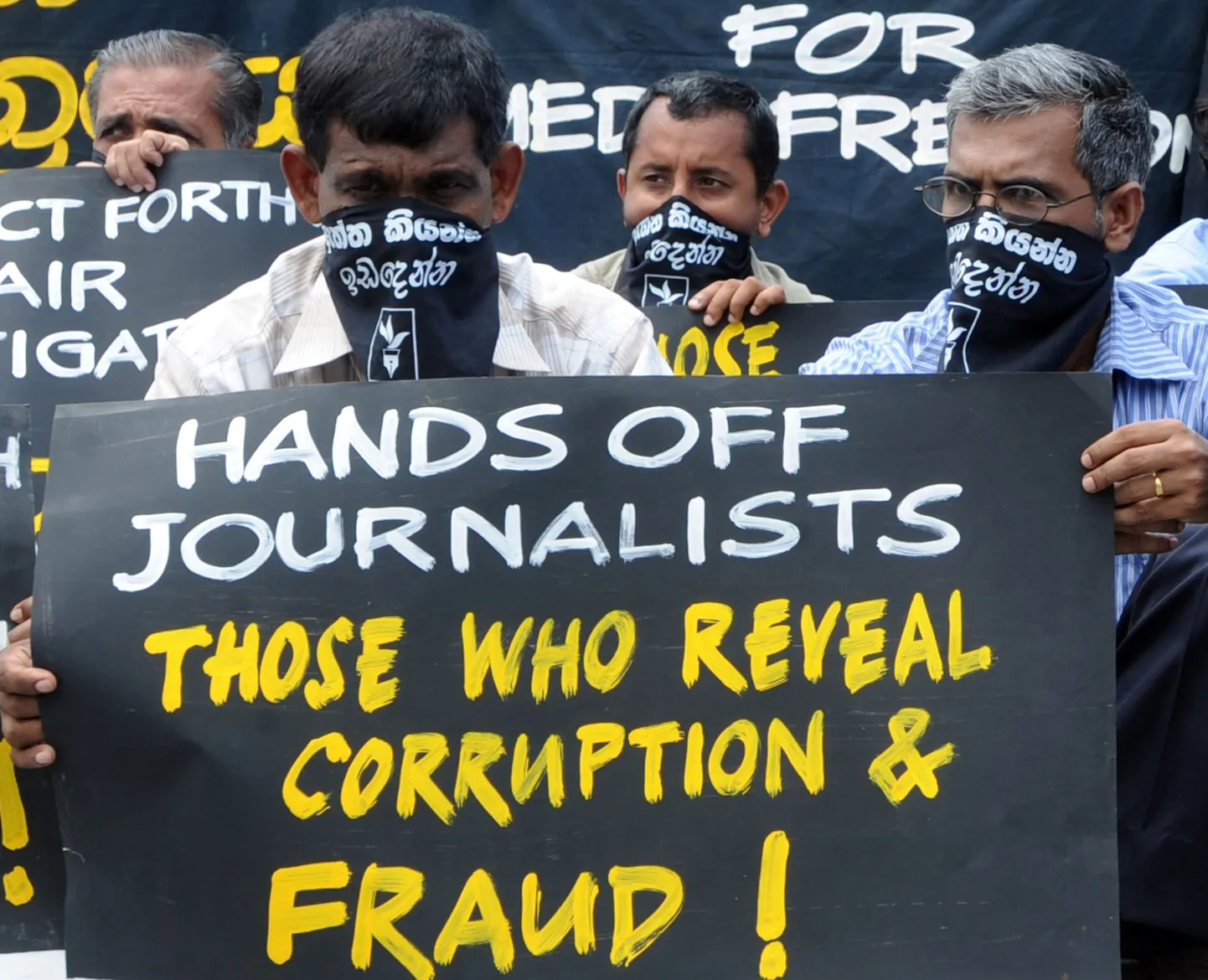 Käed eemale ajakirjanikest, kes paljastavad korruptsiooni ja pettust, teatab see loosung Sri Lankal peetud meeleavaldusel meediavabaduse eest.