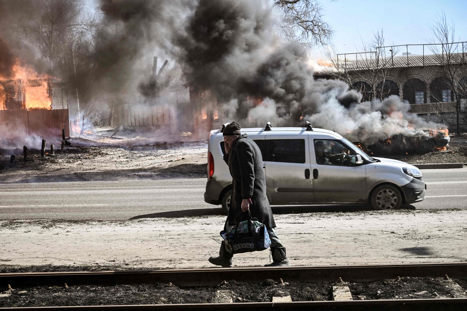 Venemaa rünnak Ukrainas Harkivis 25. märtsil 2022. Pildil kohalikud põgenemas