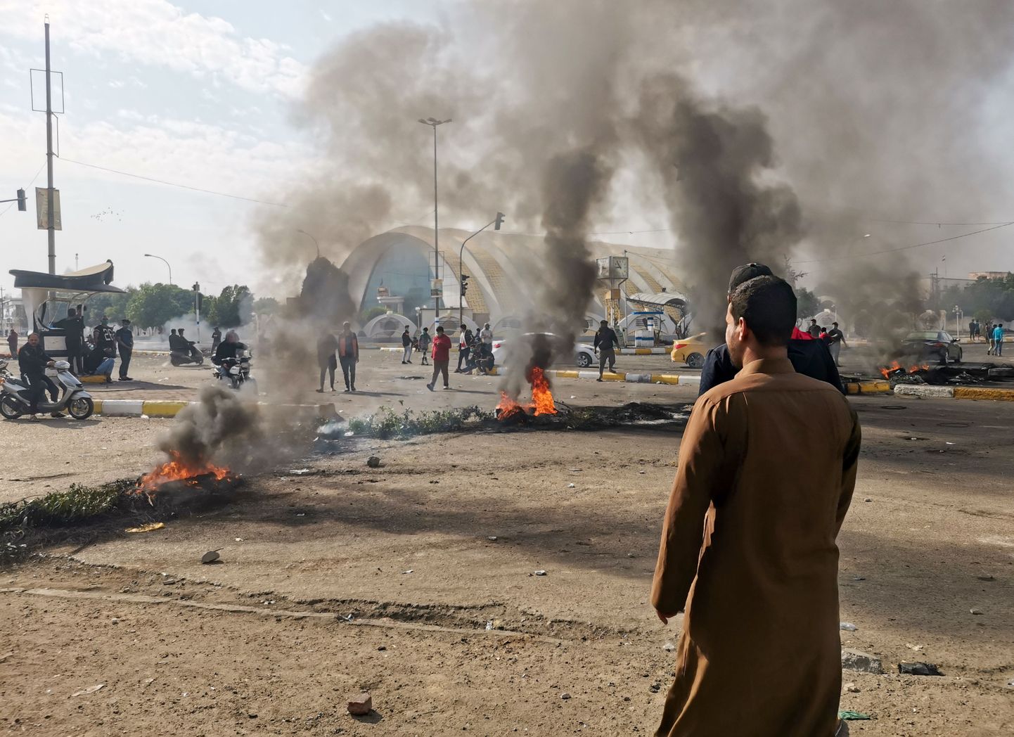 Meeleavaldusel põlema süüdatud rehvid Nasiriyah' linnas Lõuna-Iraagis 24. novembril 2019.