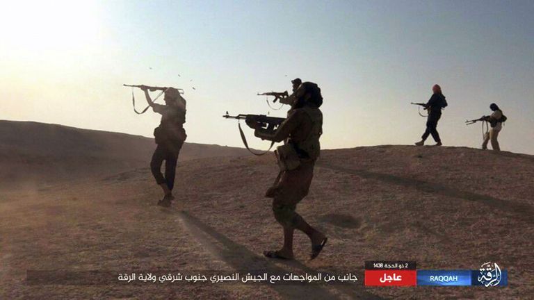 ISISe võitlejad Raqqa lähedal. Foto: AP/Scanpix
