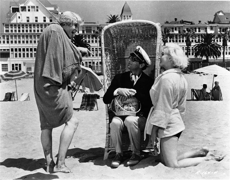 Kaader Ameerika filmiinstituudi poolt läbi aegade üheks parimaks komöödiaks tituleeritud filmist «Džässis ainult tüdrukud» (1959).