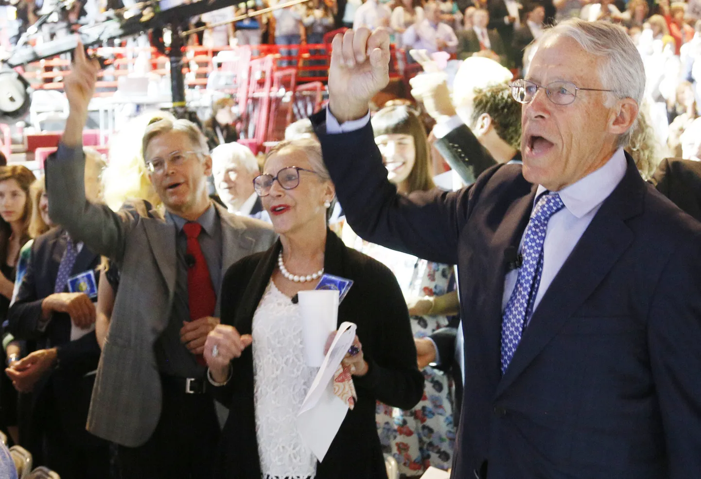 Walmarti suuromanikest pereliikmed (vasakult paremale) Jim Walton, Alice Walton ja nõukogu esimees Rob Walton jamüügigigandi 2013. aastal aktsionäride koosolekul .