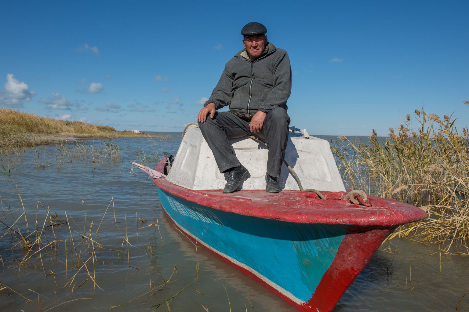 Žaksõlõk Dilžanov ootab Väikse Araali ääres oma kolme poega järvelt tagasi.