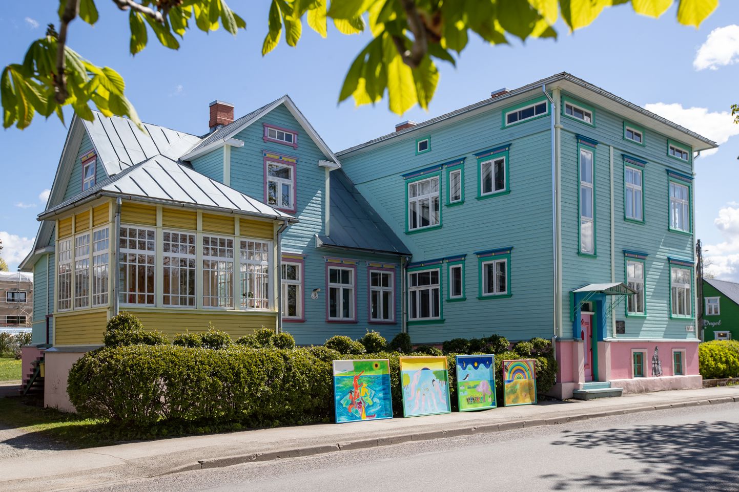 Расписанный веселыми красками дом Рихо и Тамары Хютт весной превращается в выставочный зал под открытым небом, что радует горожан и привлекает туристов.