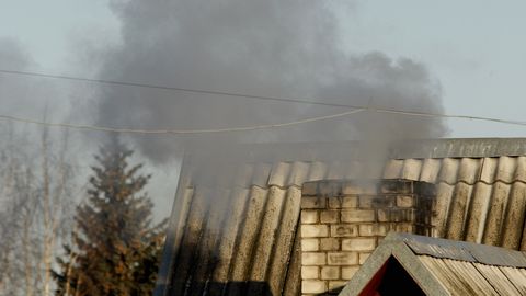 Жители Нымме жалуются: утром не открыть окно из-за невыносимого смога на улице