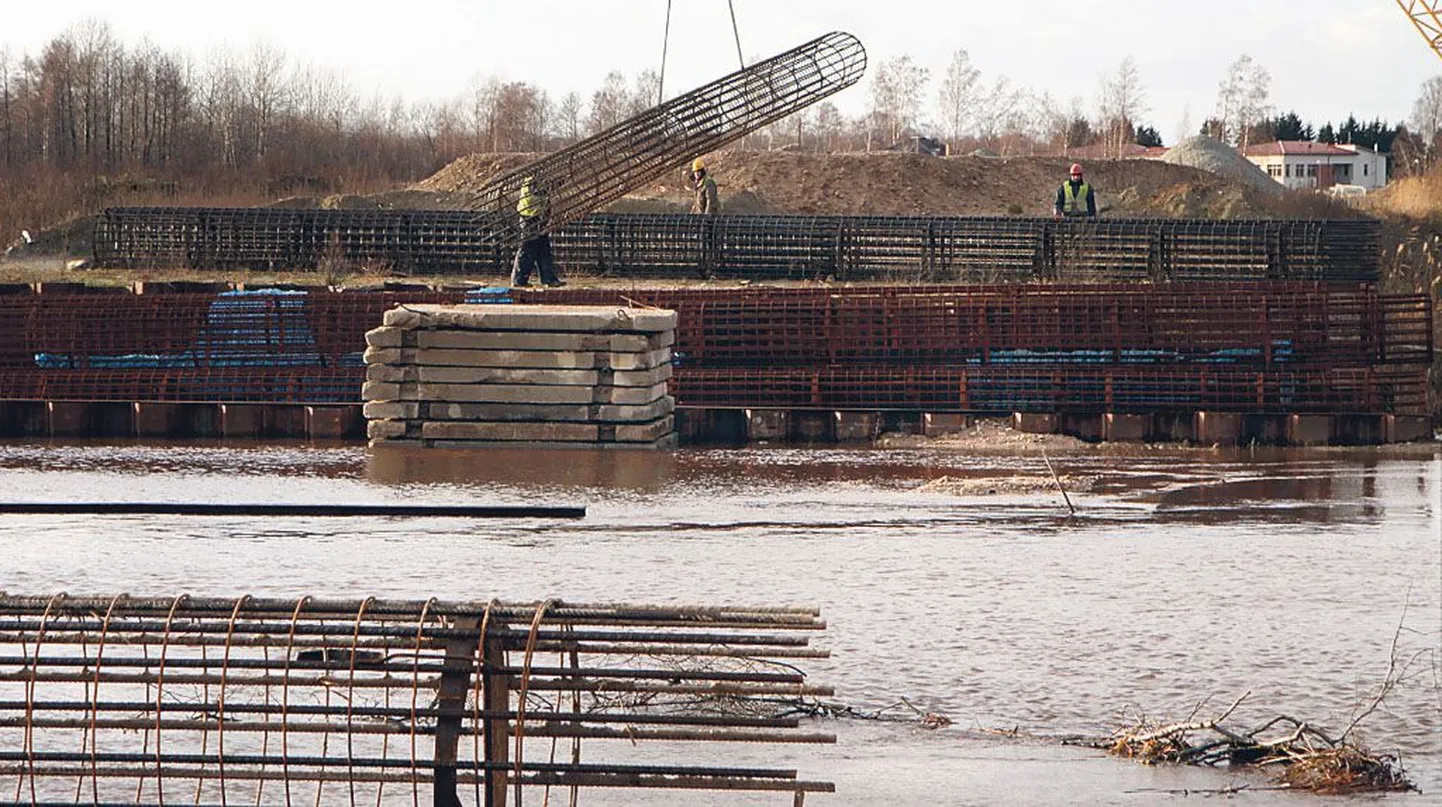 Ettevalmistustööd on tehtud ja esmaspäeval algas üle Sauga jõe viiva 70meetrise silla ehitus.