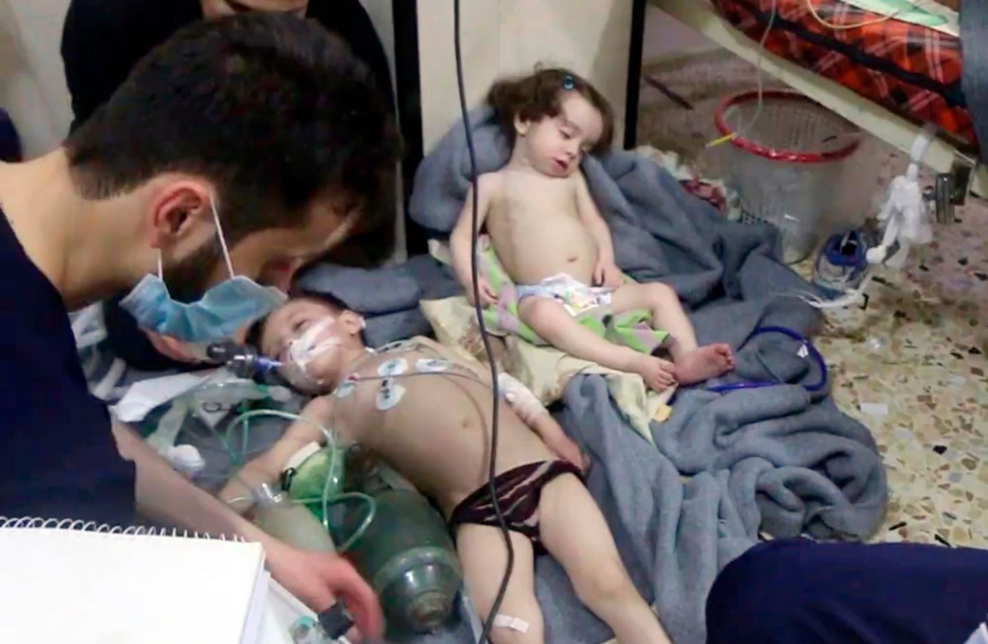 8. aprillil Douma linnale korraldatud keemiarünnakus kannatada saanud lapsed meditsiinitöötajate käe all.