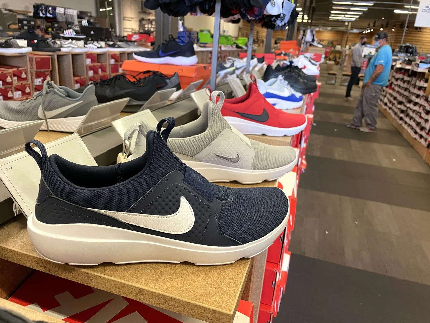 Tavalised spordijalatsid saab kätte ka 50 euroga.