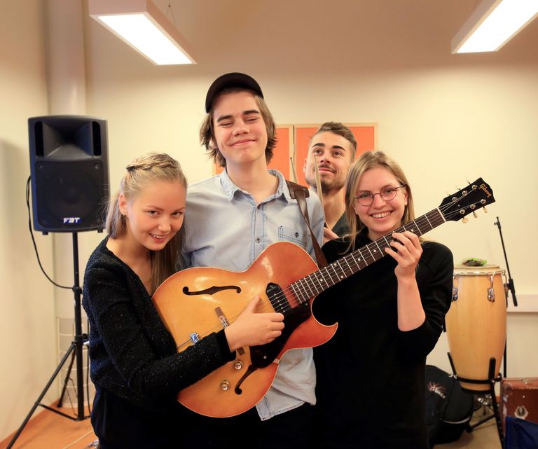 Heino Elleri muusikakooli õpilased ja kollektiivi Mir liikmed Merlin Kivi (vasakult), Jaagup Jürgel, Renar Trummal ja Monika Erdman teevad veel viimaseid proove, et anda homme Noortebändi finaalis meeldejääv ja hea kontsert.