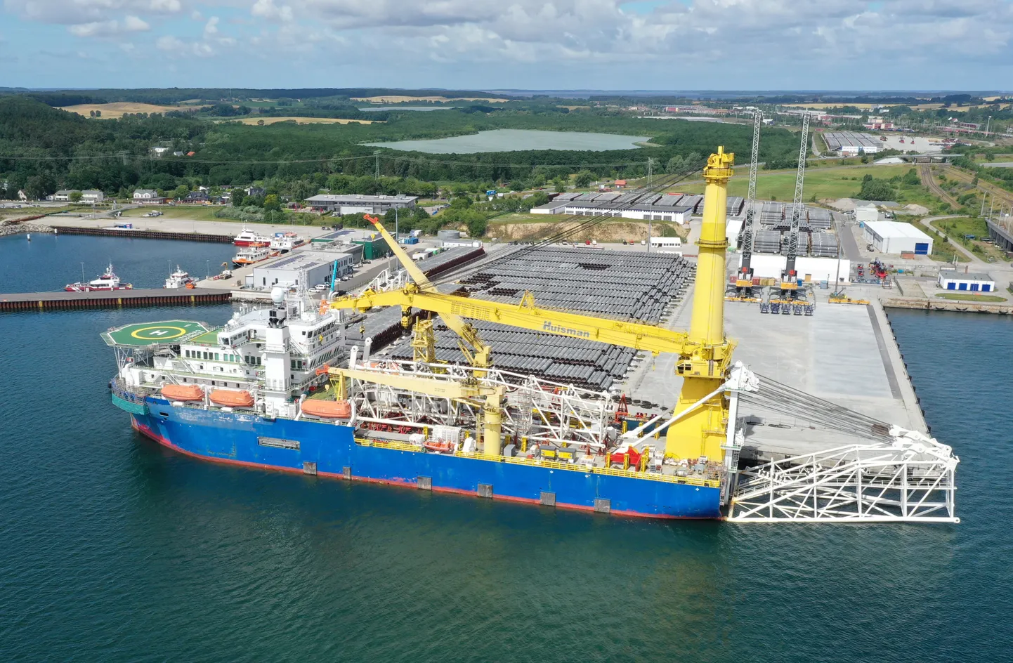 Venemaa torupaigalduslaev Akademik Cherskiy Saksamaal Mukrani sadamas Nord Stream 2 gaasijuhtme viimase osa ehitamise piirkonnas. Taamal on näha sadamasse ladustatud paigaldamist ootavad torud.