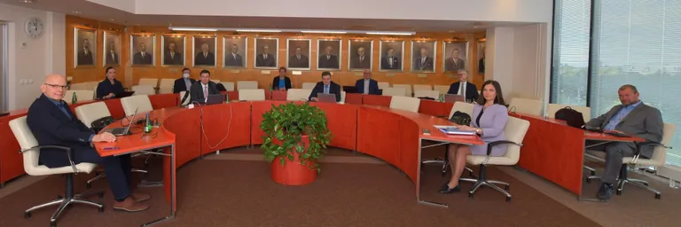 Tehnikaülikooli nõukogu kogunes esmaspäeva hommikul uut rektorit valima. Rektorit valisid (vasakult) Arvo Oorn, Piret Mürk-Doubout, Andres Öpik, Robert Kitt, Tiina Randma-Liiv, Tõnis Kanger, Ardo Kamratov, Gunnar Okk (nõukogu esimees), Maive Rute (nõukogu aseesimees), Heiti Hääl ja Mart Saarma (puudub pildilt).