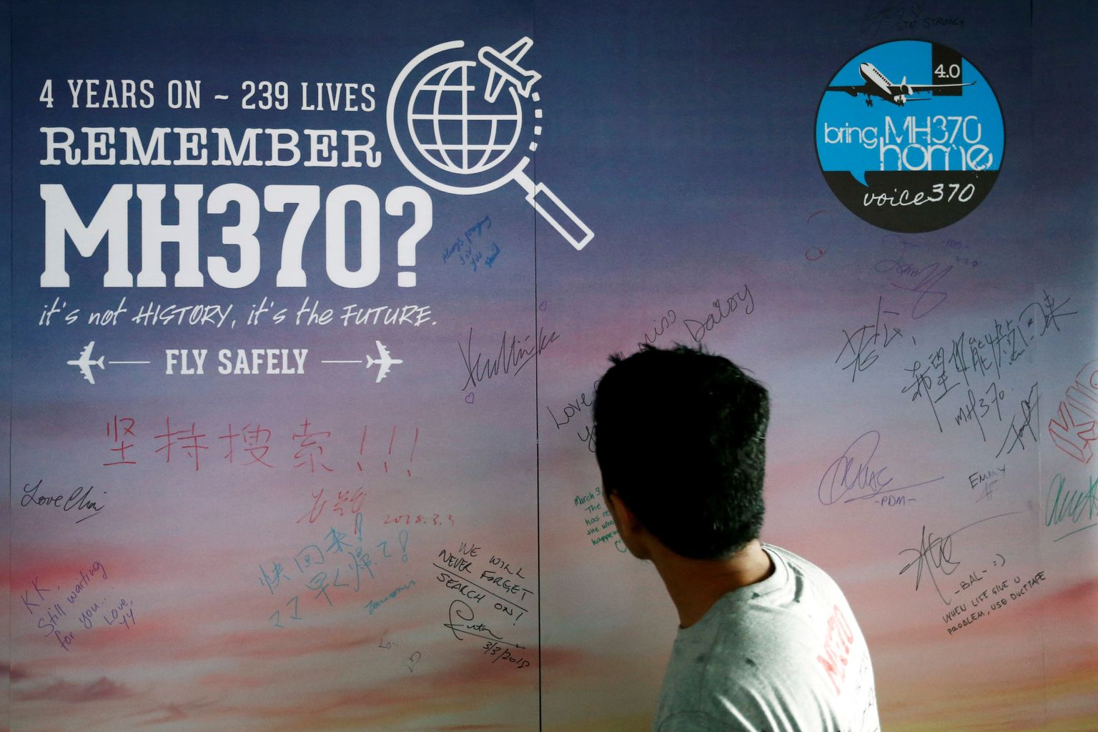 Malaysia Airlinesi lennu MH370 mälestustahvel Kuala Lumpuri lennujaamas