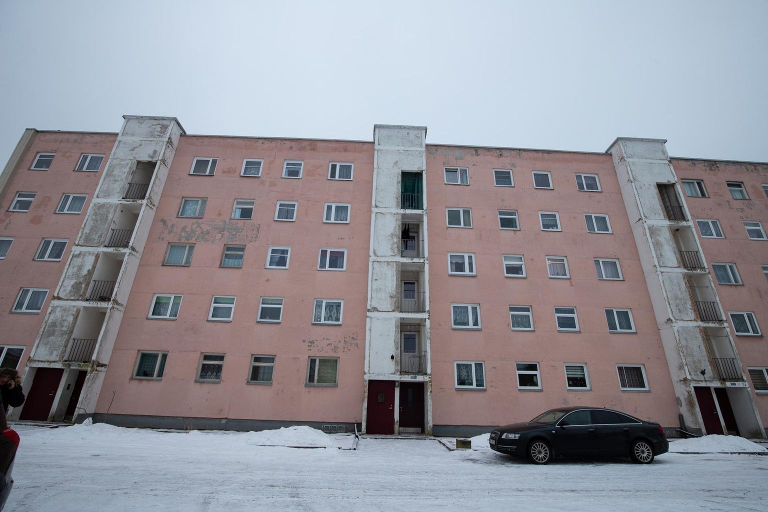 В этом доме в Азери тринадцать квартир принадлежит гражданам РФ.