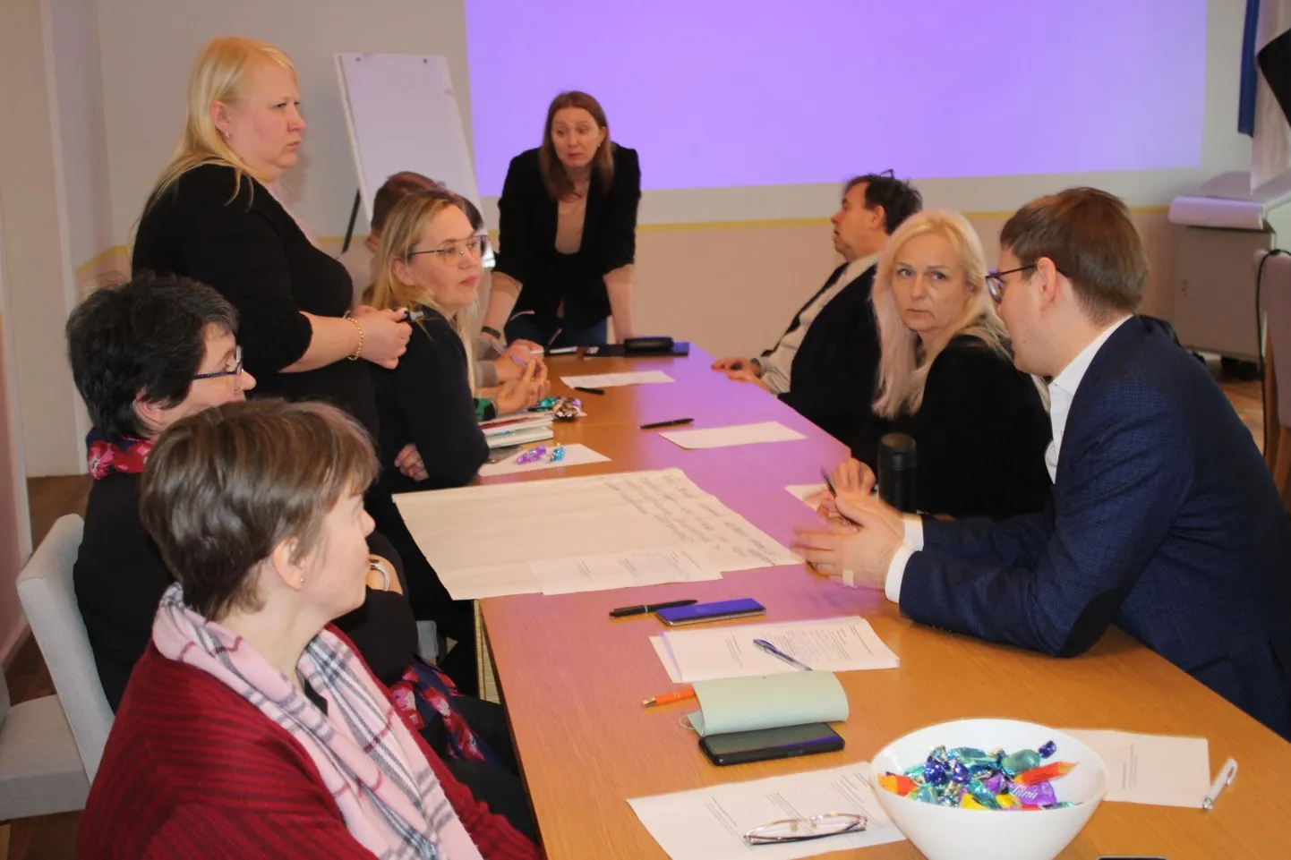 Ühistransporditeemaline kaasamiskoosolek Rakveres 11. aprillil. Arutelu käib töörühmades. Laua otsas seisab Kaidi Tamm, paremal ääres istub Hannes Luts.