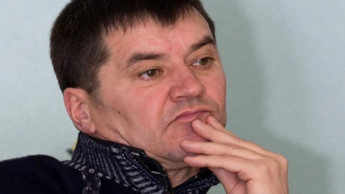 Alajõe vallavolikogu esimees Sergei Asmus hoiab ennast troonil valimisvaidlustega, mis on riigikohtu otsusega jõudnud alguspunkti tagasi.