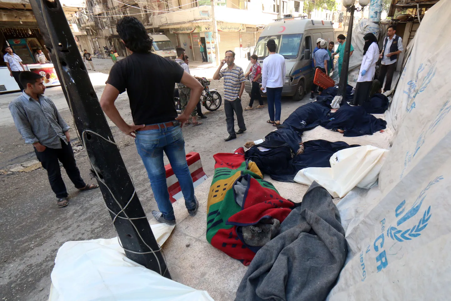 Pommirünnaku ohvrite surnukehad täna Aleppo tänaval.