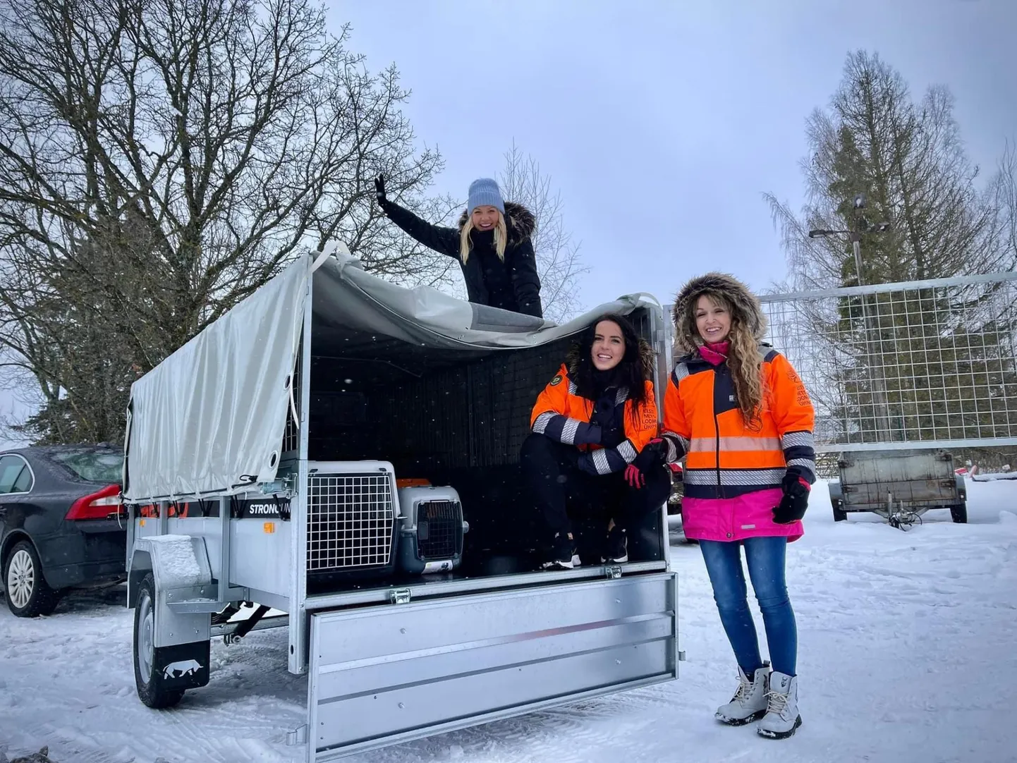 «Südamesoovi» saatejuht Keili Sükijainen (pildil vasakul) andis Eesti metsloomaühingu vabatahtlikele Lee Lepiksoole (keskel) ja Virge Võsujalale loomade vedamiseks sobiva auto haagise üle Paides.