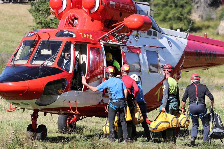 Helikopterid viisid Tatra mägedesse 30 päästjat, kelle ülesandeks on tuua Wielka Sniezna koopast välja kaks sinna lõksu jäänud teadlast