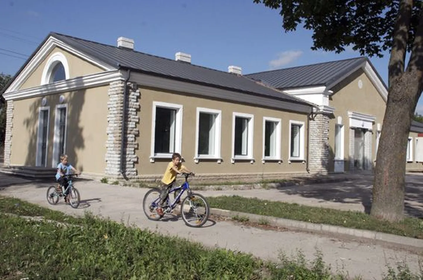 Kaua aega tühja tondilossina seisnud Rakvere raudteejaama hoone on saanud uue ja värske välisviimistluse ja ilmestab linnapilti.