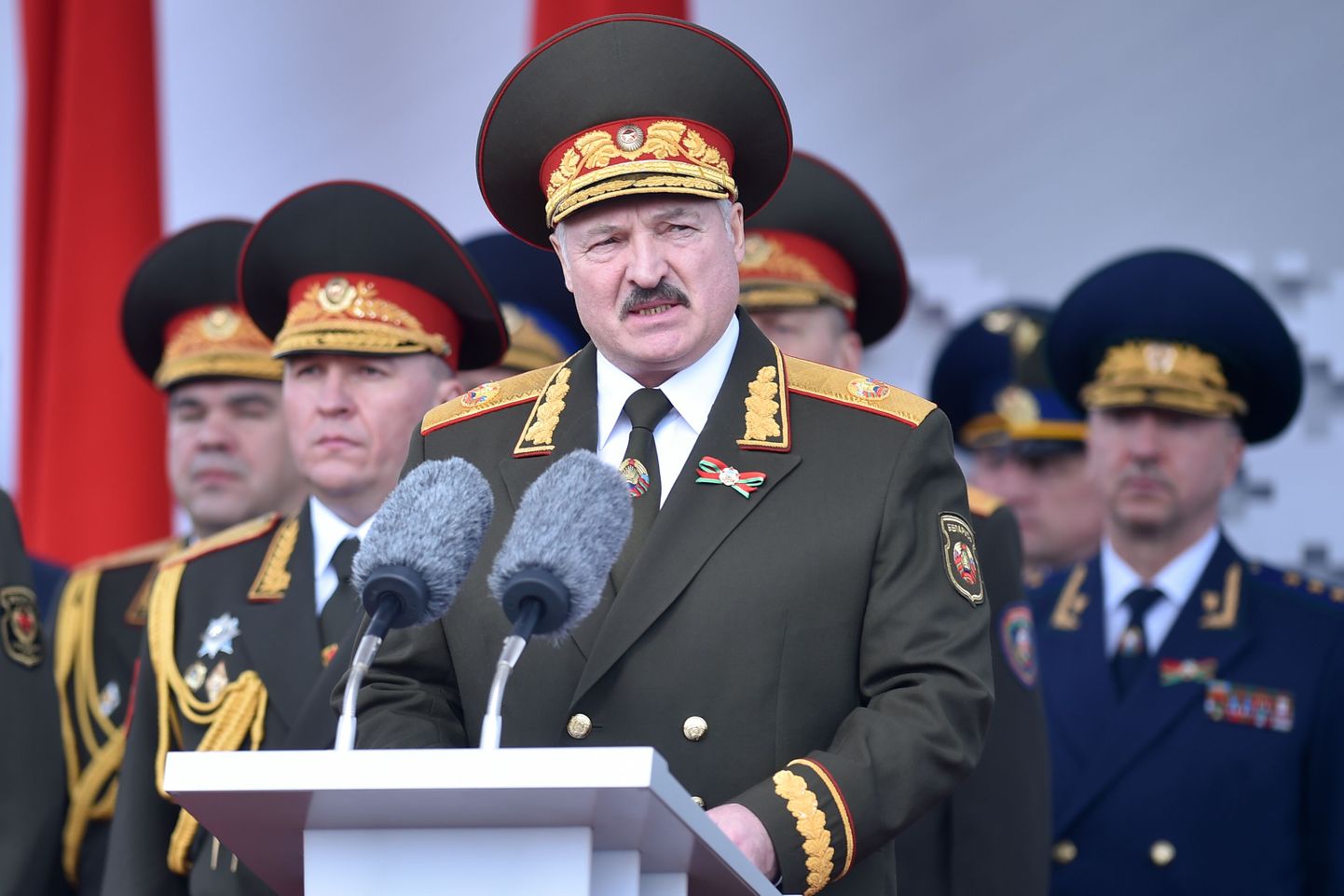 Aliaksandr Lukašenka kõnelemas 9. mai paraadil.