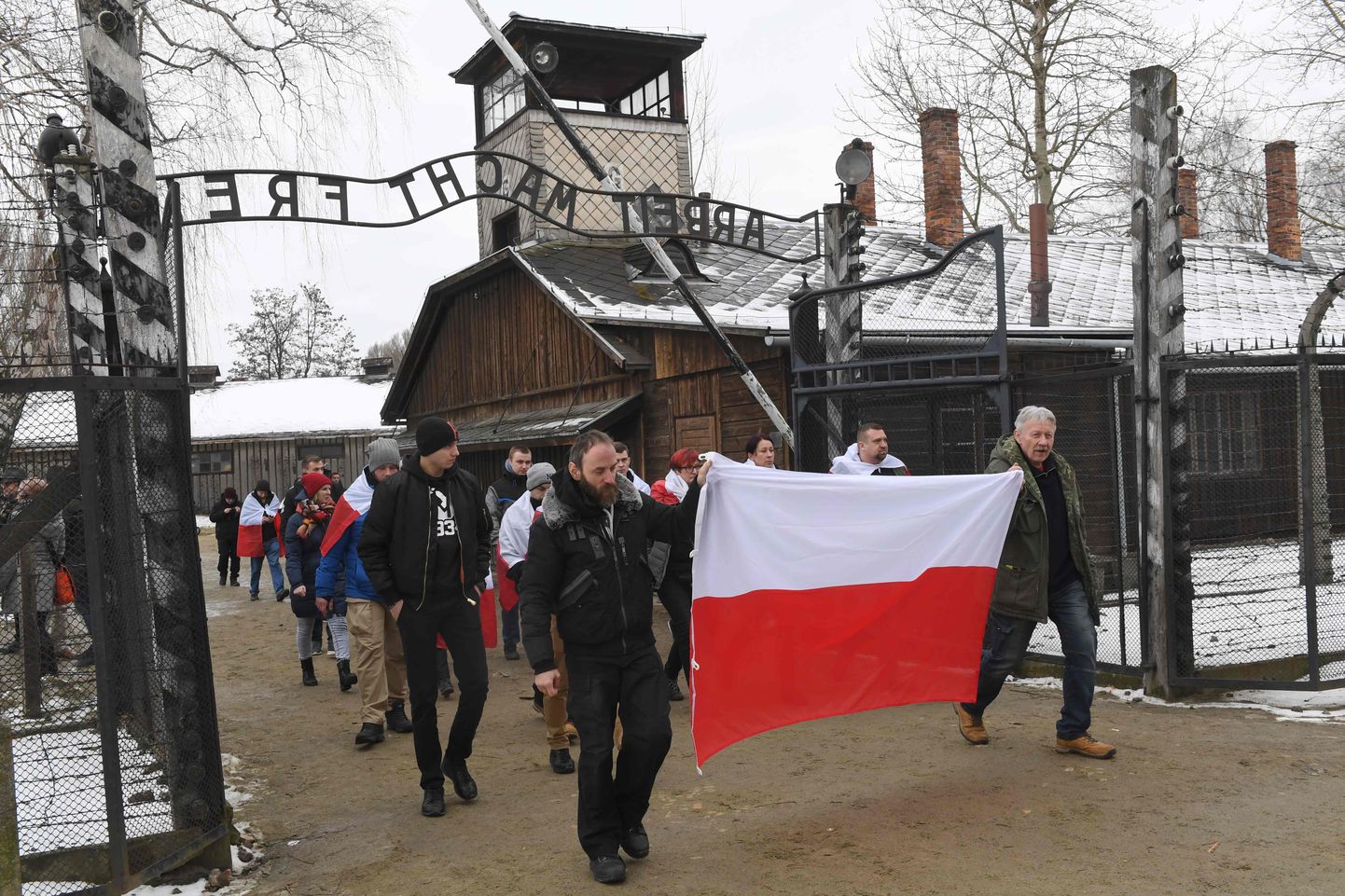 Poola marurahvuslaste marss eilsel holokausti mälestuspäeval Auschwitzi koonduslaagris.