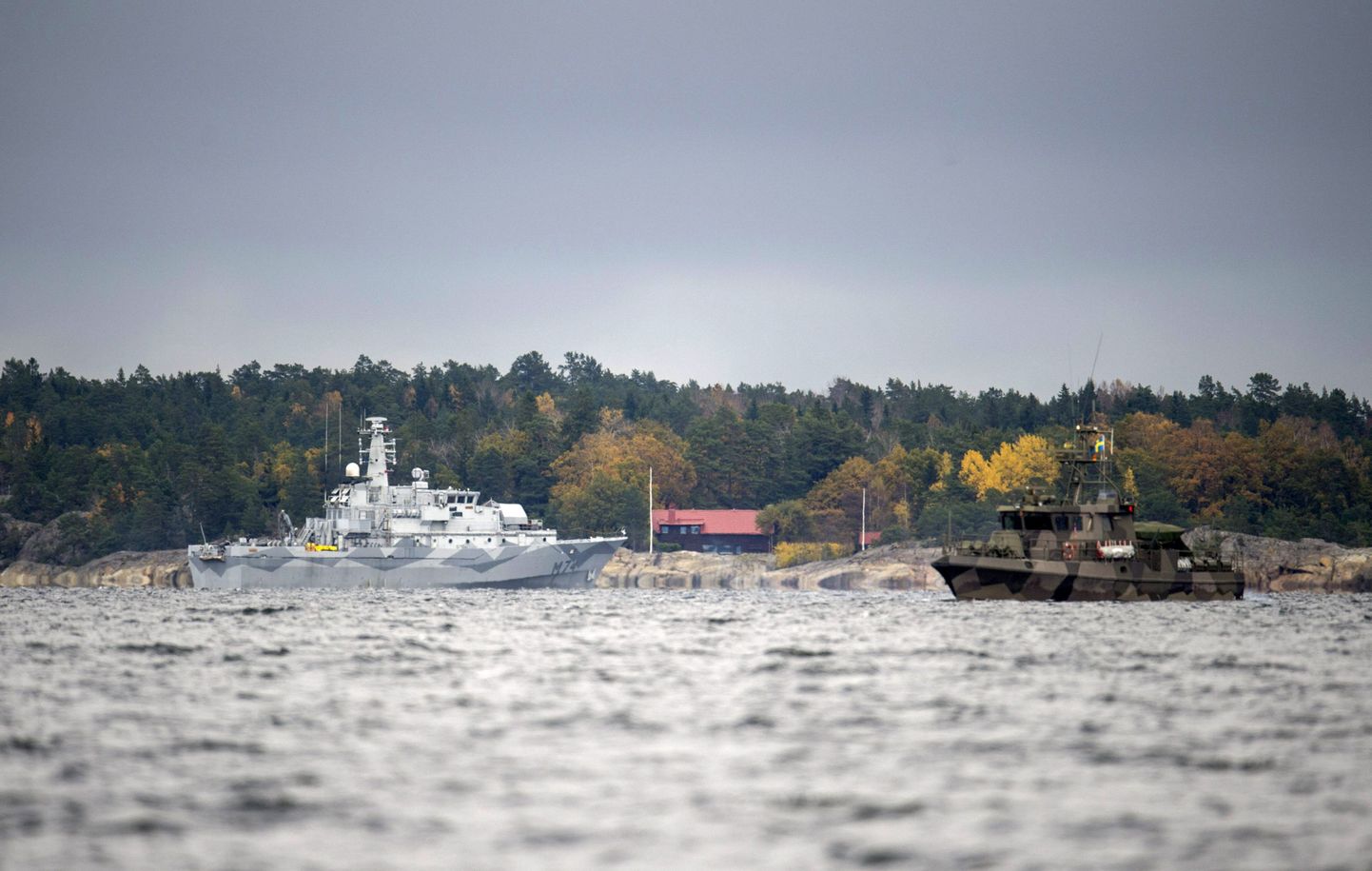 Rootsi miinijahtija HMS Kullen (vasakul) ja patrull-laev Nämdö lahes.