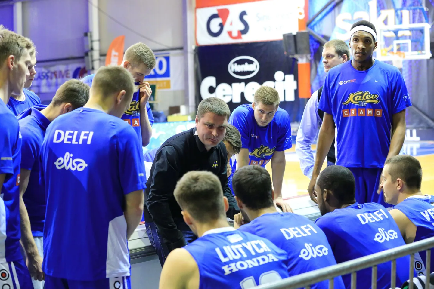 Kalev/Cramo peatreener Alar Varrak mängijaid juhendamas.