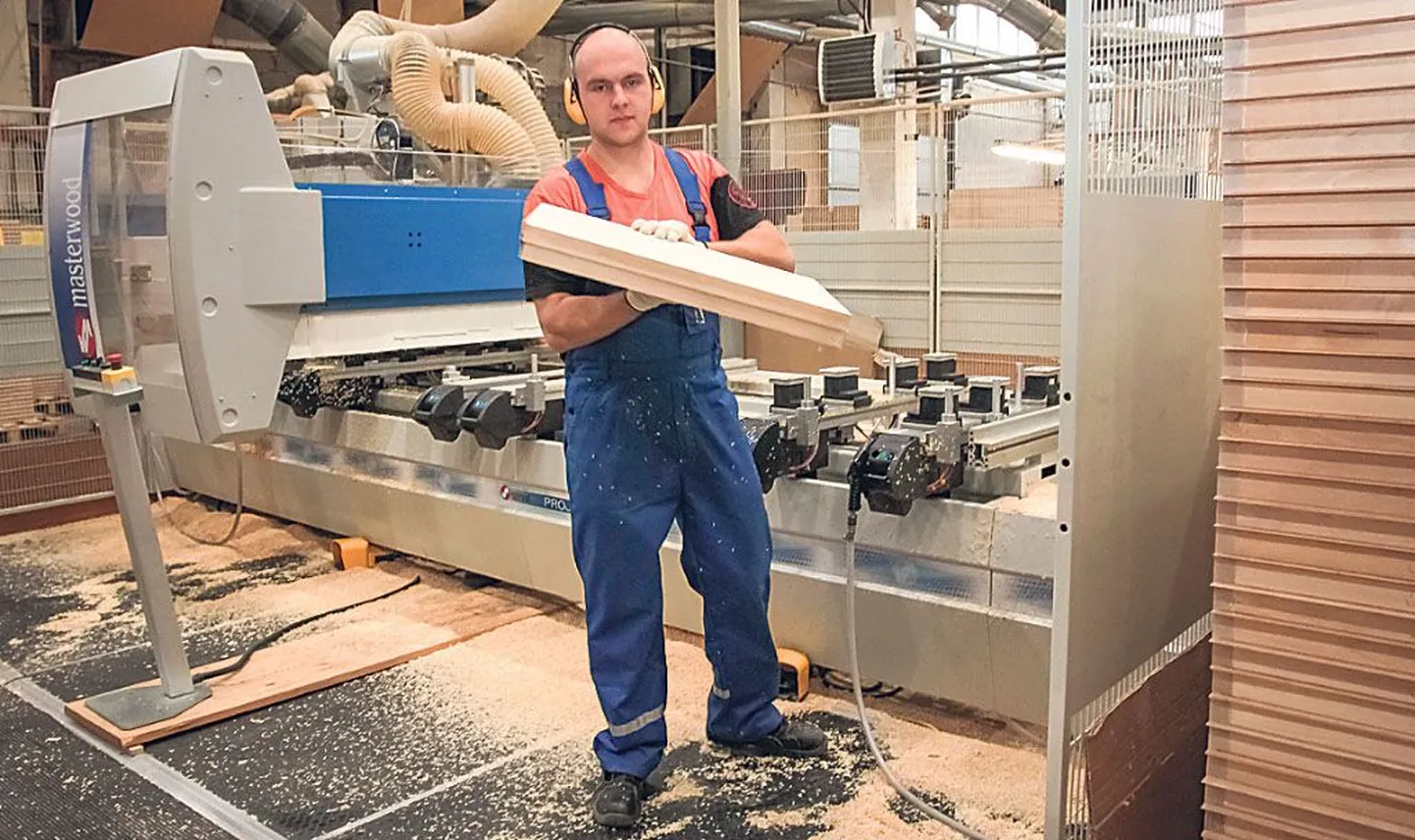 Tootmishallis on kolm CNC-pinki, neist kahe tööd juhib operaator Taavi Kõrvits.
