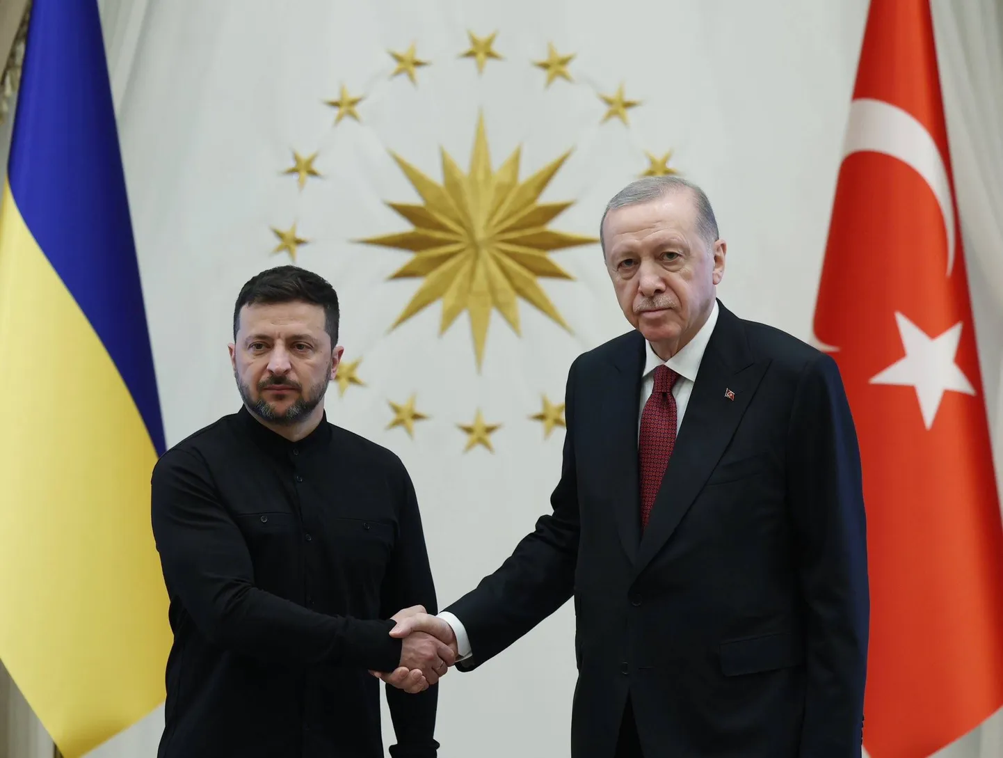 Turcijas prezidents Redžeps Tajips Erdoans pieņem Ukrainas prezidentu Volodimiru Zelenski prezidenta kompleksā Ankarā, Turcijā, 2025. gada 15. maijā.