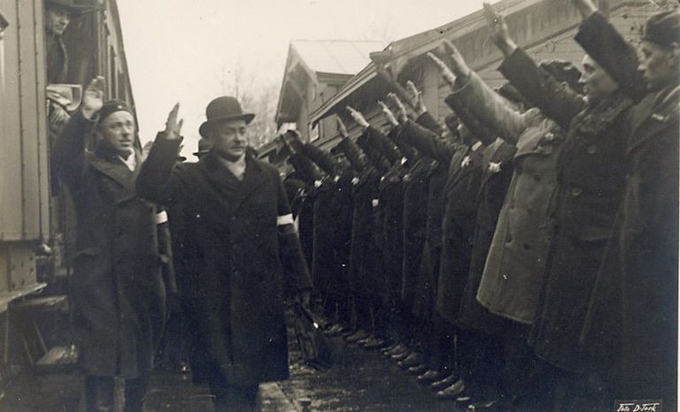 ​Kindral Andres Larka vastuvõtmine Võru raudteejaamas Võru Vabadussõjalaste lipu õnnistamise päeval. 12.11.1933. Vabadussõjalased tervitamas Võrru saabunud kindral Andres Larkat.