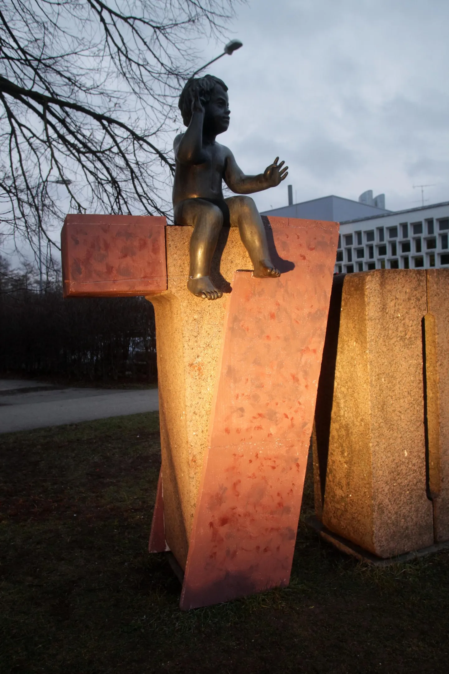 1977. aasta suvel avati Emajõe kaldal sajatuhandenda tartlase sünnile pühendatud mälestusmärk. Rahvastikuregistri andmeil elas Tartus viimati üle 100 000 tartlase 2004. aasta viimasel päeval.