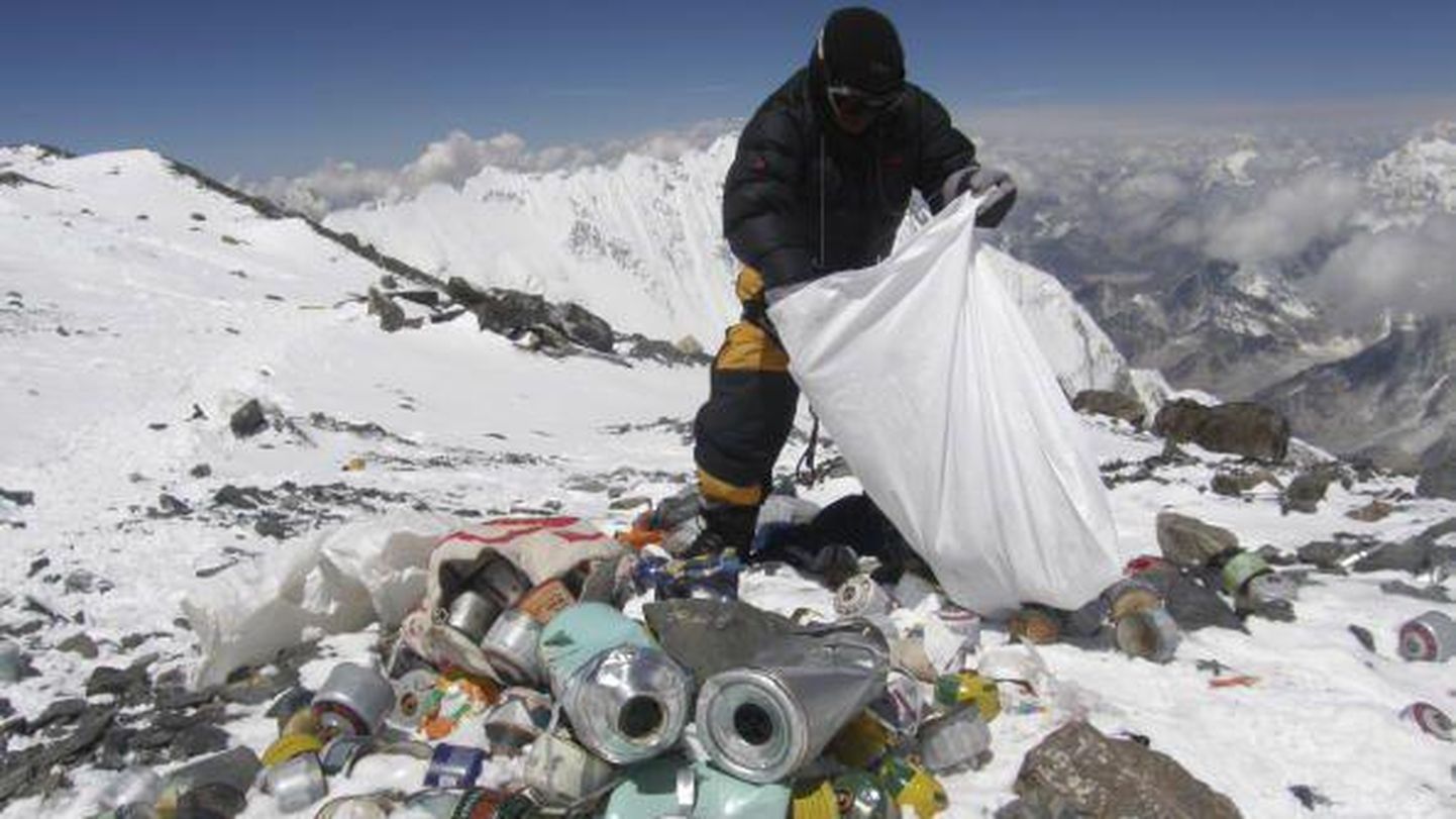 На склонах Эвереста скопилось немало мусора.