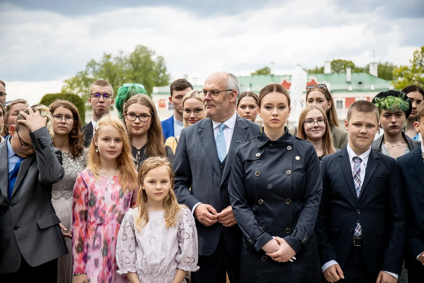 President Alar Karise ühispilt kirjatalgute «Millist Eestit me siis tahame?» parimate kirjutajatega.
