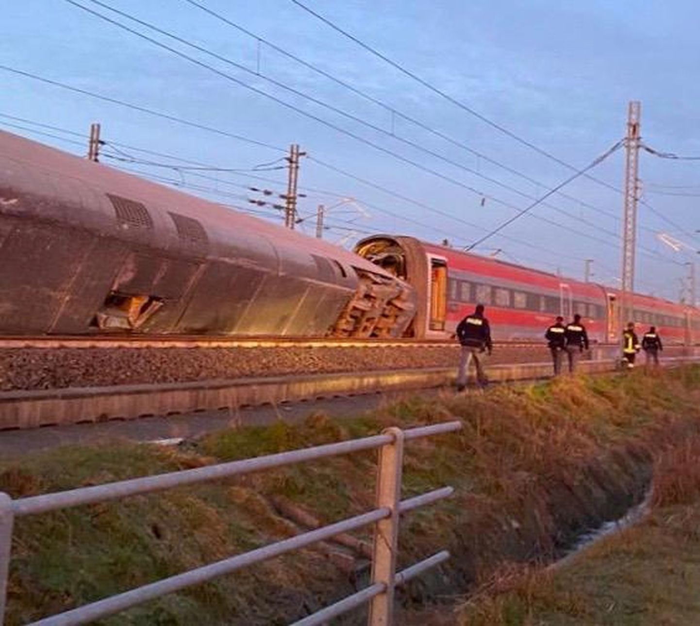 Itaalias Lodi lähedal rööbastelt maha sõitnud rong.