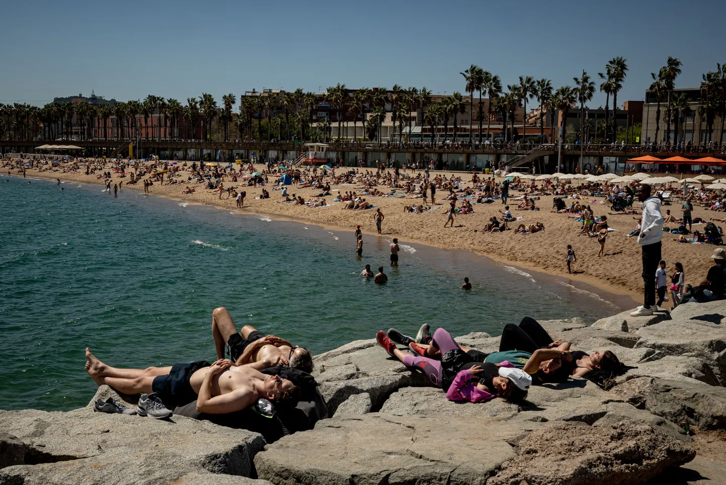 Inimesed Barcelona kesklinnas asuval Barceloneta rannal.