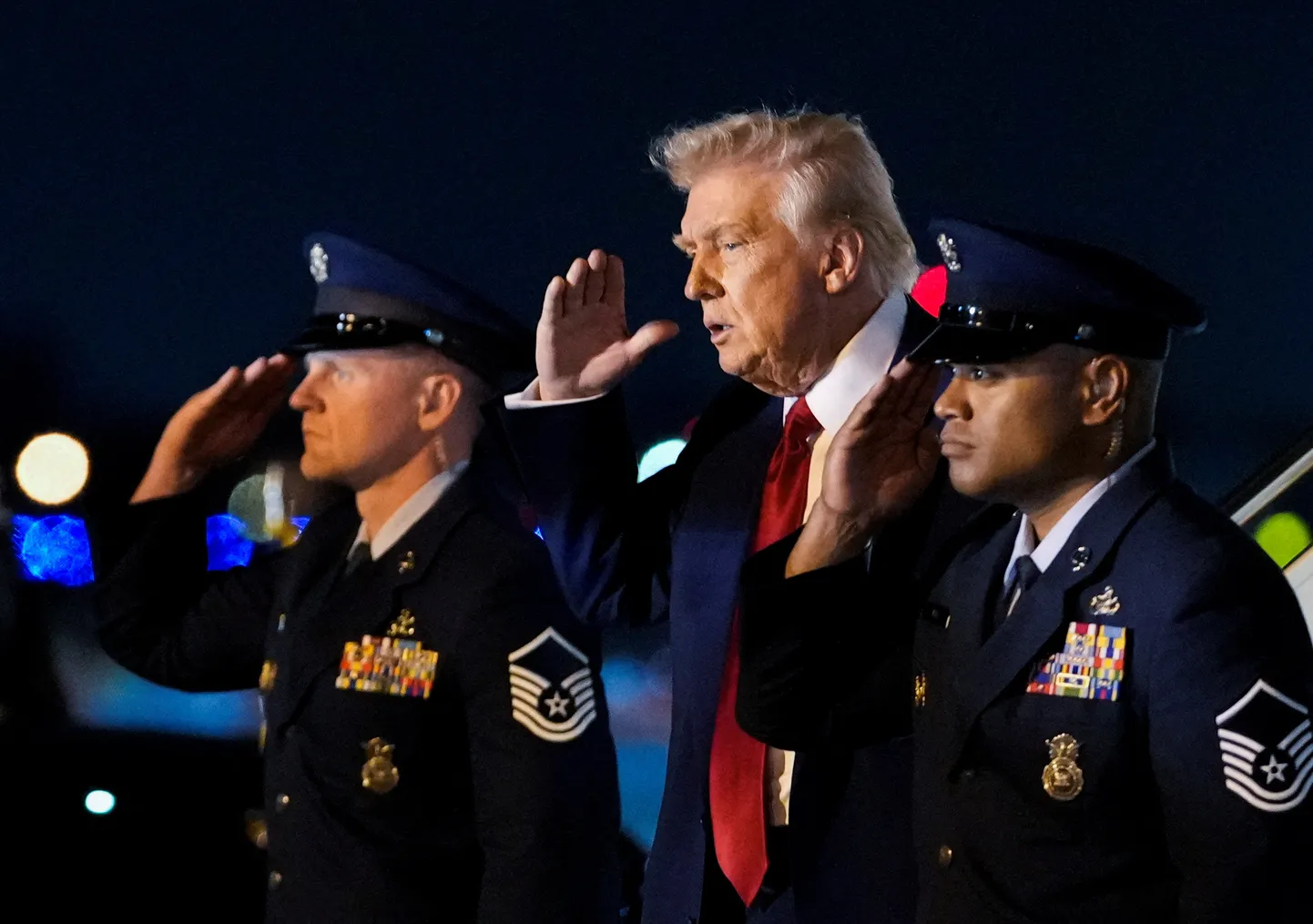 Дональд Трамп (в центре)