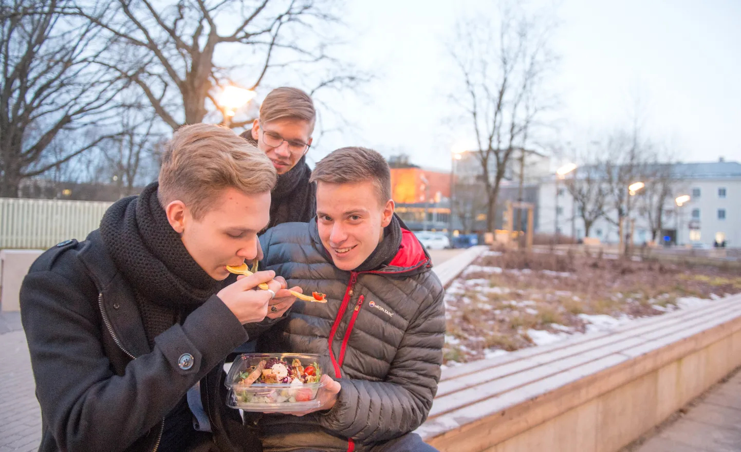 HTG õpilased Brett-Peter Rästas (vasakul), Tristan Roosipuu (tagaplaanil) ja Georg Kaasik valmistavad söödavaid lusikaid. Nendega saab piknikul süüa nii salatit, jogurtit kui ka kooki.