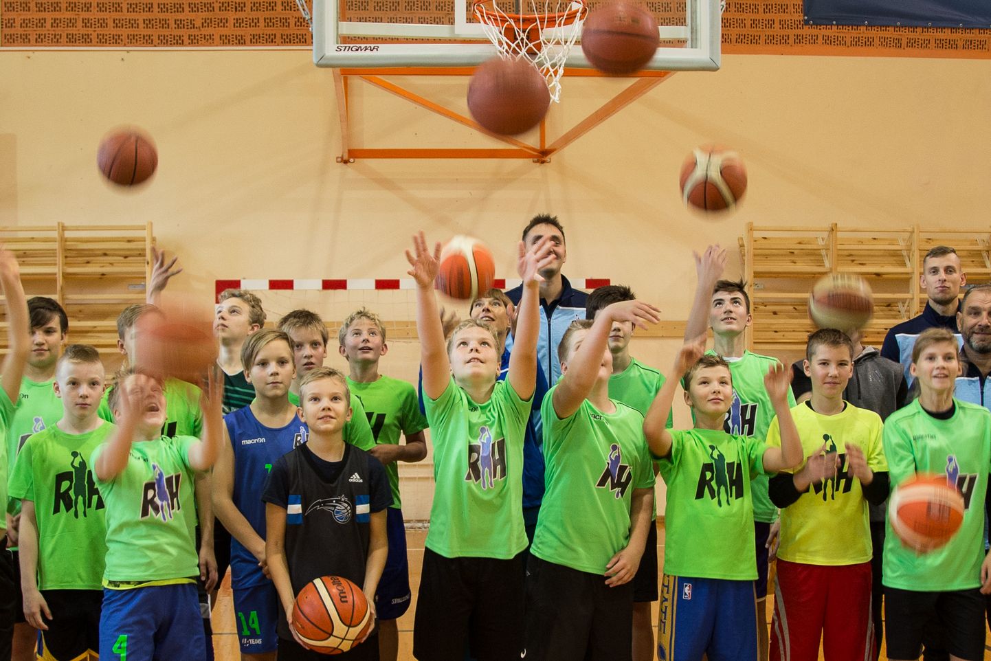 President Kersti Kaljulaid külastas neljapäeval ka Reinar Halliku korvpallikooli trenni ja põrgatas seal koos lastega palli ning vastas nende küsimustele.