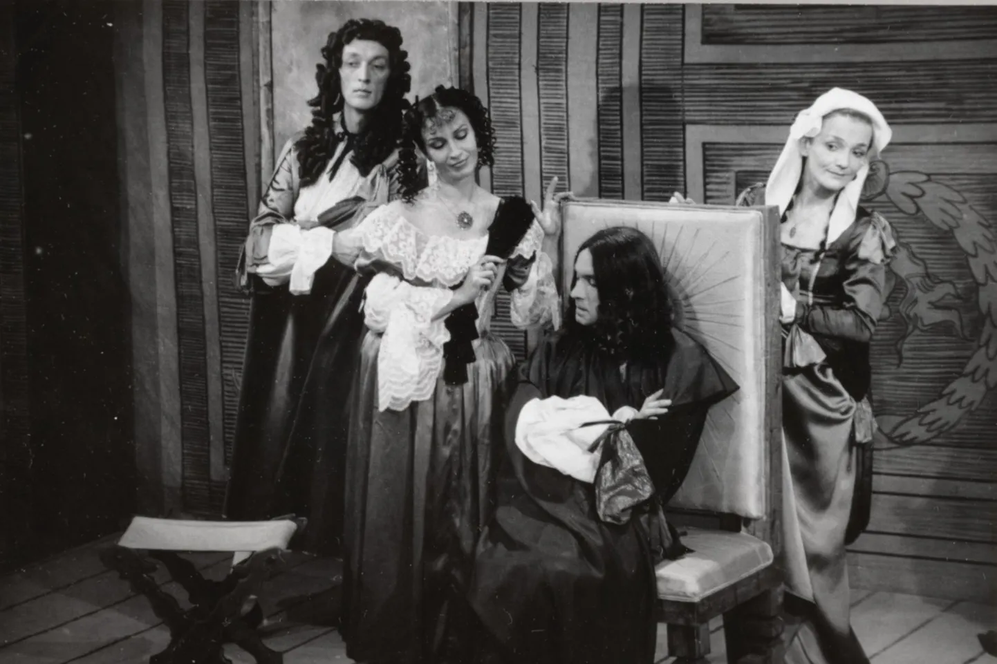«Misantroop»; Noorsooteater 1986; lavastaja Lembit Peterson; näitlejad Sulev Luik, Mare Peterson, Lembit Peterson ja Maret Mursa; Eesti Teatri- ja Muusikamuuseumi arhiiv.