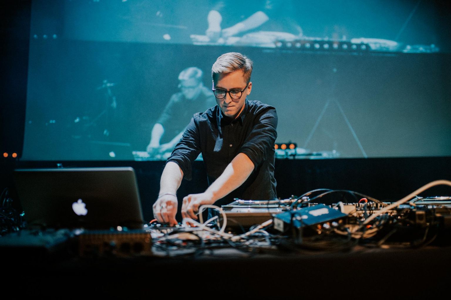 Saaremaalt pärit Sander Mölder alustas muusikuteed, õppides seitse aastat tšellot. Kuigi nüüdseks tuntakse teda eelkõige DJ-na, ei ole klassikaline muusika tema elust kuhugi kadunud.