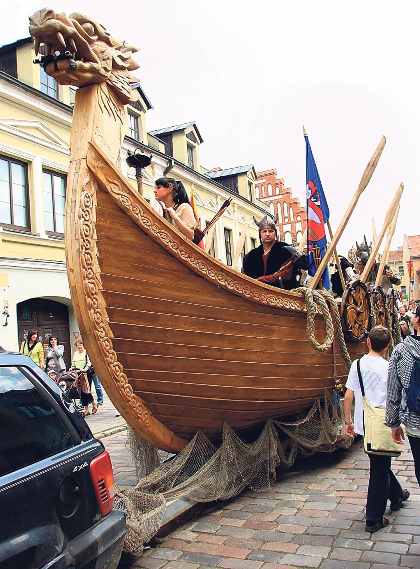 Kaunase vanalinna läbinud keskaja-stiilis rongkäigu peas asus muistne laev.