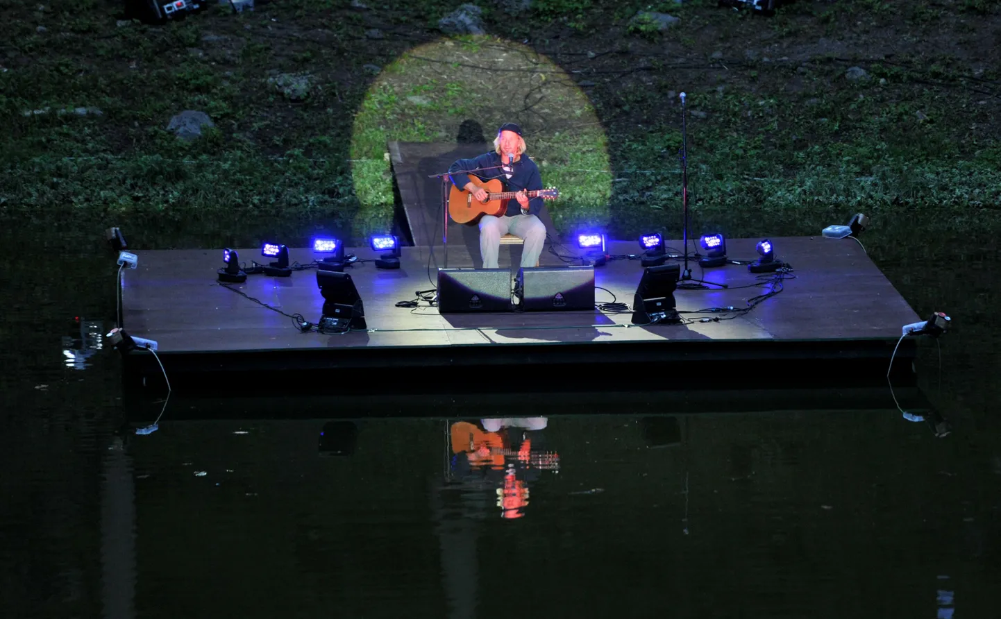 Jaan Tätte andis 18. augustil kontserdi Saaremaal Kaali järve peal.