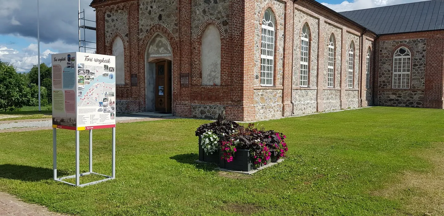 Tori kiriku juures oleva kaardi abil saab inimene ise teha endale ekskursiooni.