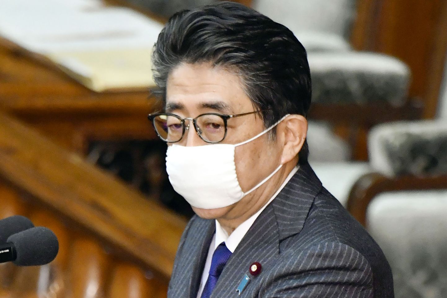 Jaapani peaminister Shinzo Abe parlamendi alamkojas esinedes näomaskiga.